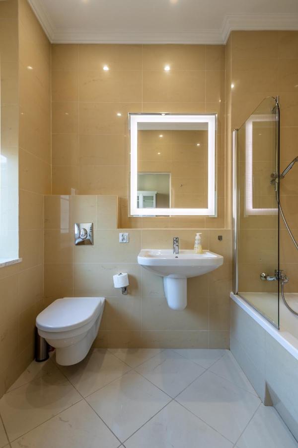 Apartament Luster I Obrazow Warsaw Luaran gambar