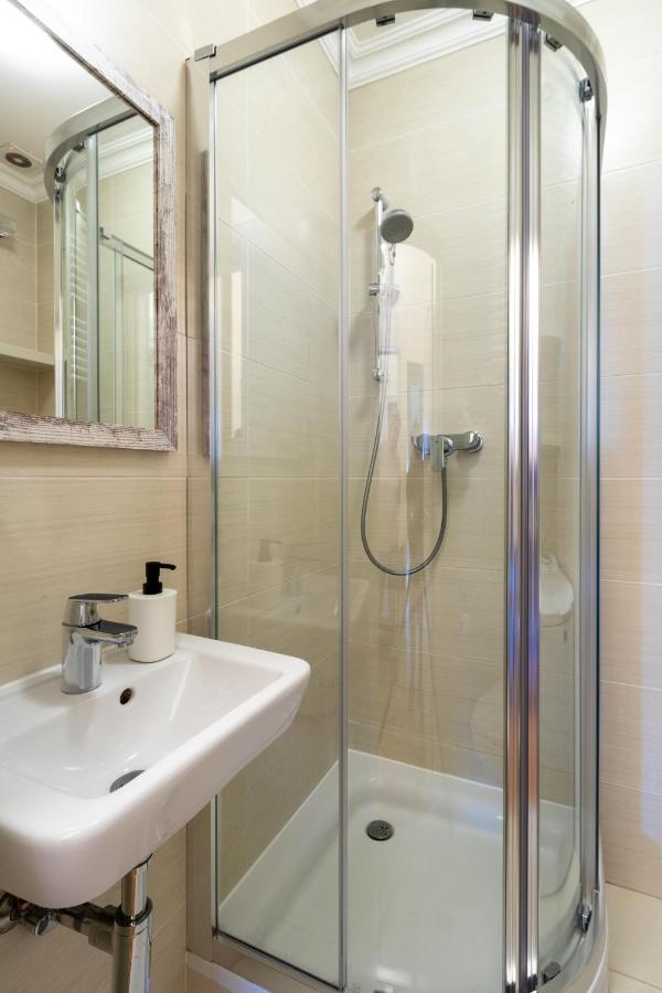 Apartament Luster I Obrazow Warsaw Luaran gambar